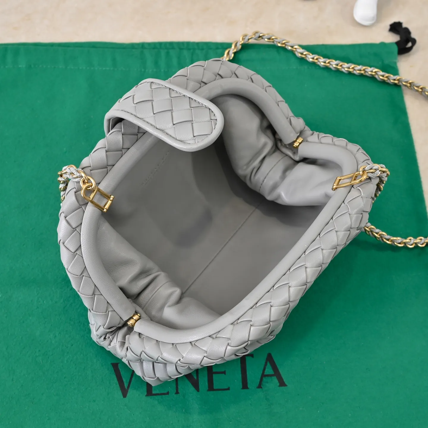 Batch 1880 BOTTEGA VENETA LAUREN 1980 small clutch bag is new! The small size that many people are squatting on is finally here. The self-adjustable zipper is a highlight of this bag. After being removed, it can be used as a handbag for important occasions. One bag unlocks two carrying methods at the same time. It is practical and has a unique sense of structure and beautiful lines. It is more elegant than a small cloud. It is a tribute to the classics and the pursuit of modernity. Style number: 4038 Size: 27*15*8cm